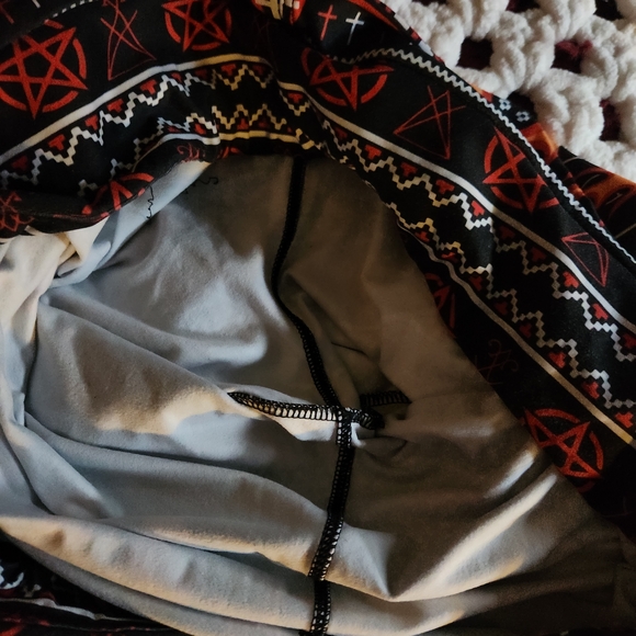 Too Fast Red and Black Pentagram Leggings - Picture 5 of 5